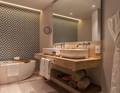 Uno Beachfront Suite with Whirlpool