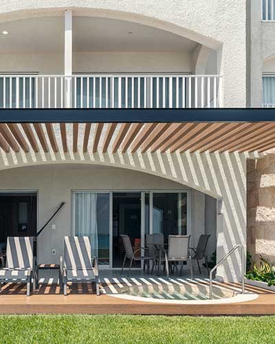 Uno Beachfront Suite with Whirlpool
