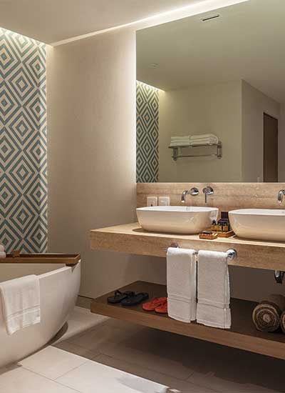 Uno Beachfront Suite with Whirlpool